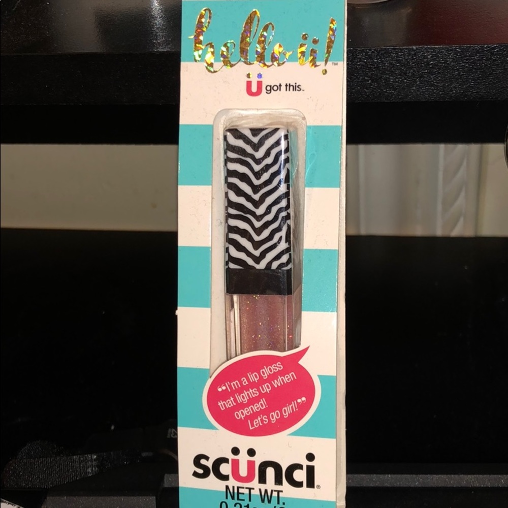 Scunci shiny lipgloss.